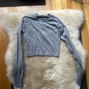 Lululemon cropped long sleeve workout top 4 like new